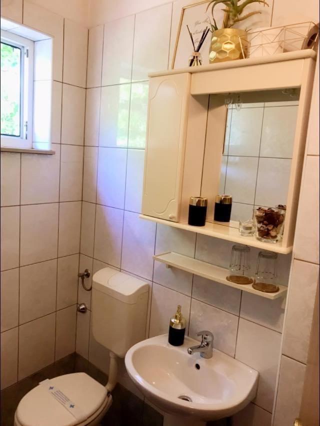 诺维·维诺多尔斯基 Sanmari酒店 外观 照片